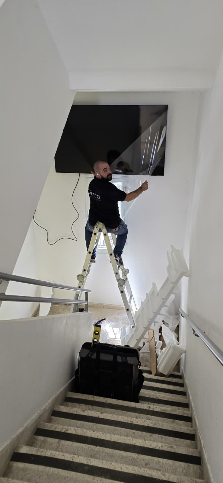 התקנת טלוויזיה על הקיר על ידי צוות סנטרה, תמונה 3 מתוך 8 מהשטח